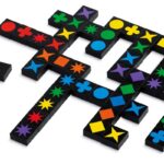 Настолна игра Qwirkle плочки с различни цветове и форми