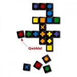 Настолна игра Qwirkle поставяне на 6 цветни плочки Qwirkle