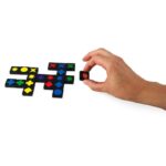 Настолна игра Qwirkle поставяне на цветни плочки