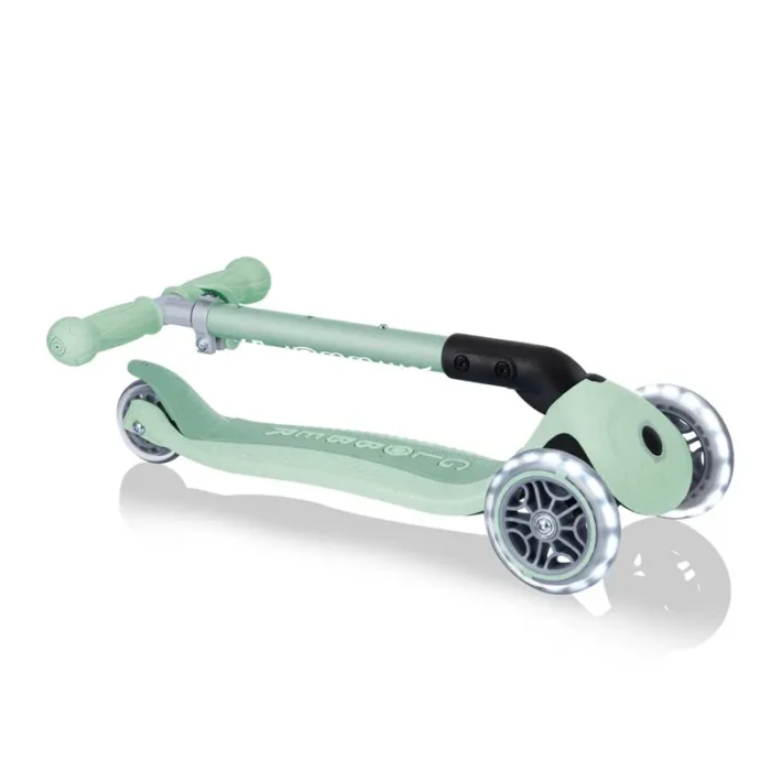 sgavaema eko trotinetka s 3 kolela GLOBBER JUNIOR FOLDABLE LIGHTS ECOLOGIC-tsvyat-pistachio (6)