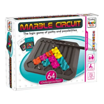 Показана е кутия за игра, наречена „Marble Circuit“. Кутията е бяла и на предната ѝ част има цветно изображение на игралното поле. Полето включва различни цветни геометрични форми и пътеки, по които малки мрамори се движат. Игралното поле е тъмносиво, а цветните компоненти изглеждат пластмасови или гланцирани. Елементите са предимно триъгълни, квадратни и правоъгълни форми в нюанси на розово, тюркоазено, жълто, оранжево и други ярки цветове. Метални или металически мрамори се виждат в някои от пътеките. Пътеките се извиват и вият, което подсказва, че играта изисква прецизно маршрутизиране на мраморите. На кутията има текст, като например „Marble Circuit“, инструкции за игра и голямо число 64, което вероятно указва броя на предизвикателствата или нивата в играта. Малки илюстрации на игрални елементи или инструкции са разпръснати по дизайна на кутията. Ярко осветление подчертава предната част на кутията, правейки цветовете и детайлите по-ярки, а бялата основа придава привлекателен и цветен дизайн. Общият стил е модерен и ангажиращ, насочен към настолна или пъзел игра, предназначена за деца или младежка аудитория.